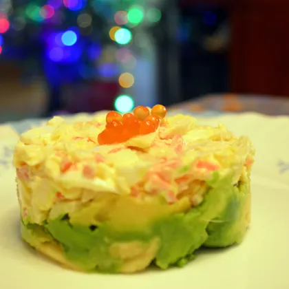 Новогодний комбинированный крабовый салат с авокадо и 'соломоном'