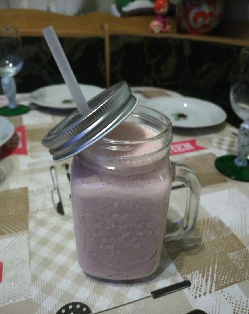 Смузи на кефире с клубникой и бананом