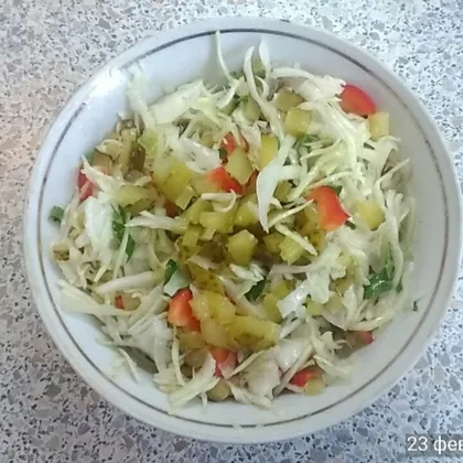 Салат из свежей капусты с солеными огурцами
