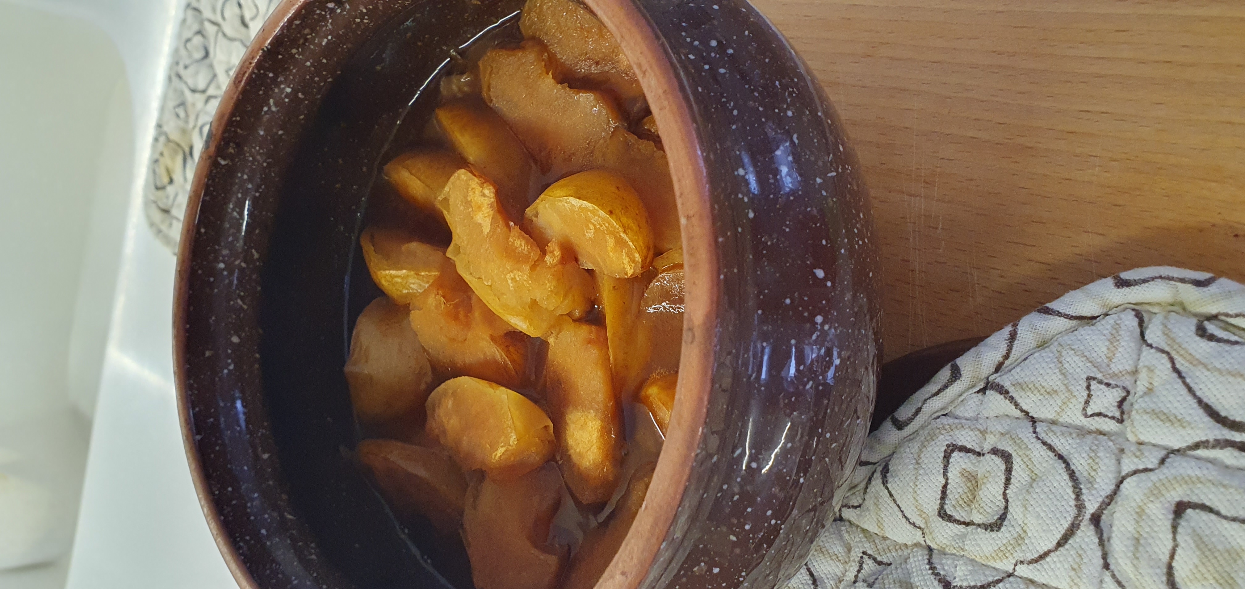 Сердечки куриные с яблоками в горшочке