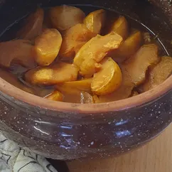 Сердечки куриные с яблоками в горшочке