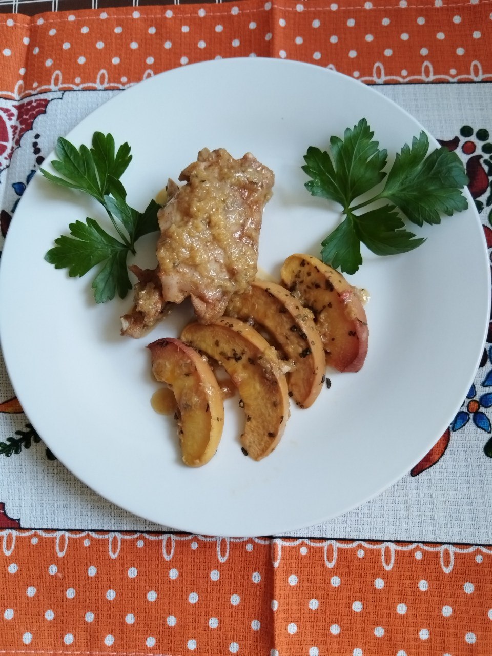 Курица с персиками