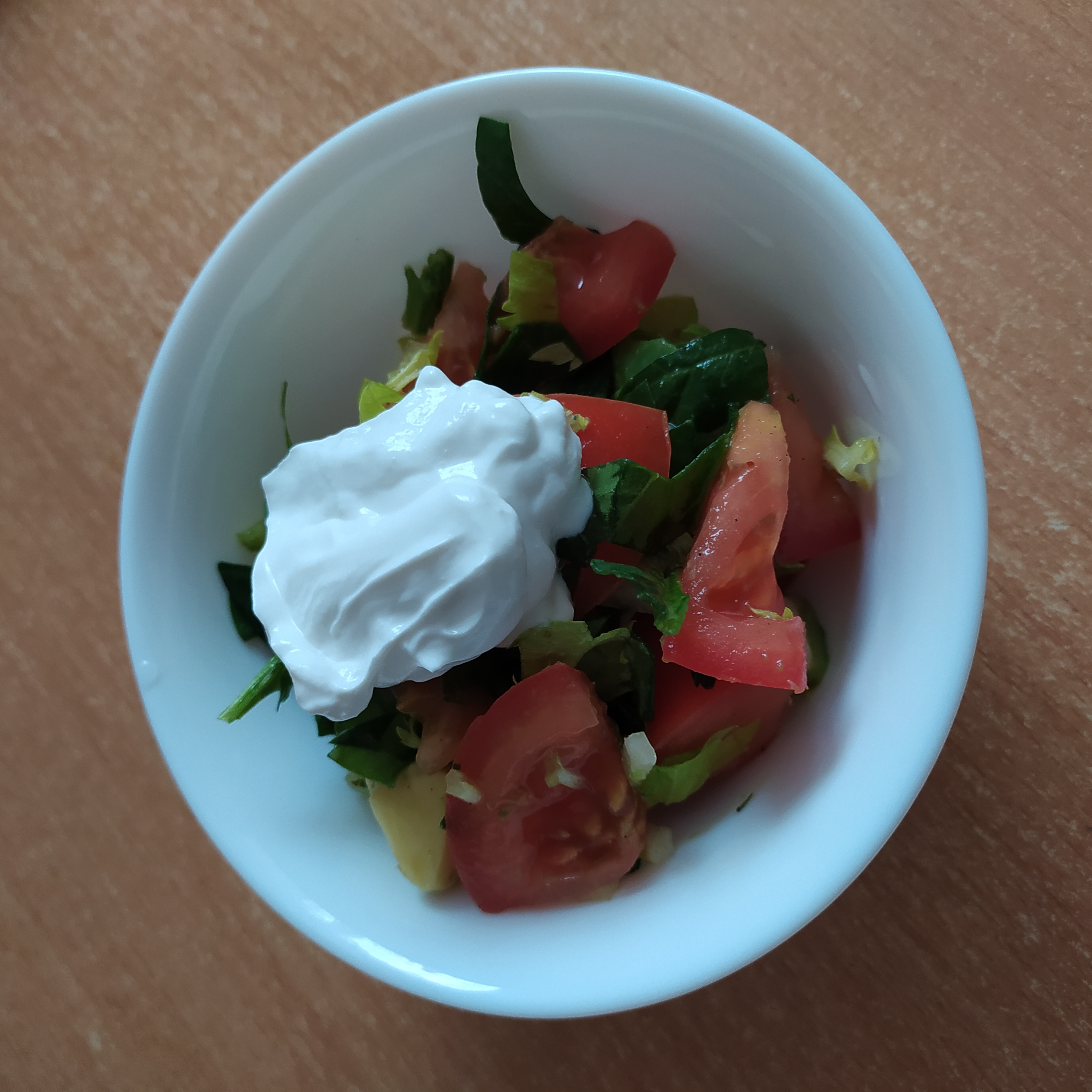 Салат из помидора, авокадо и зелени со сметаной 