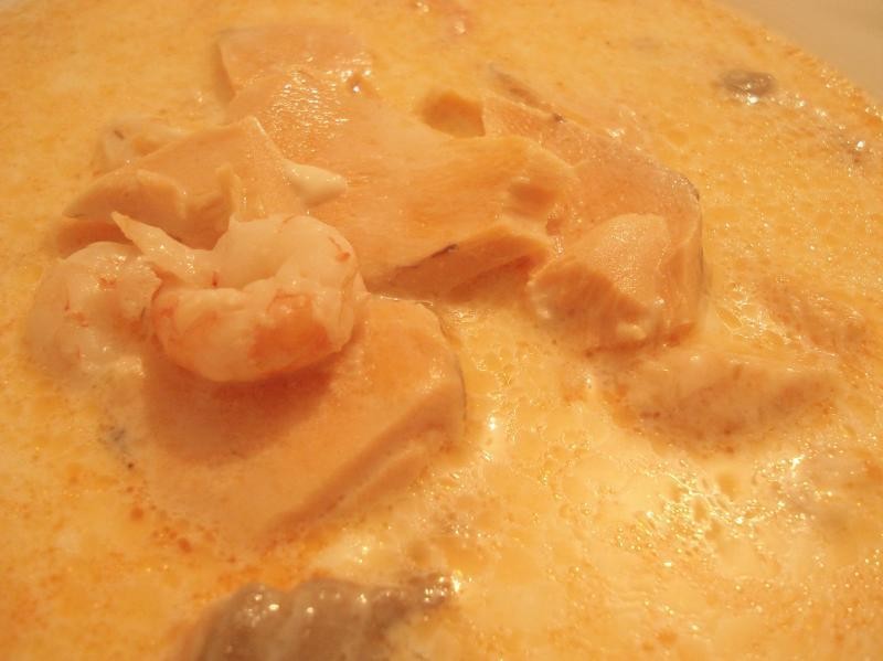 Сырный суп с креветками и форелью