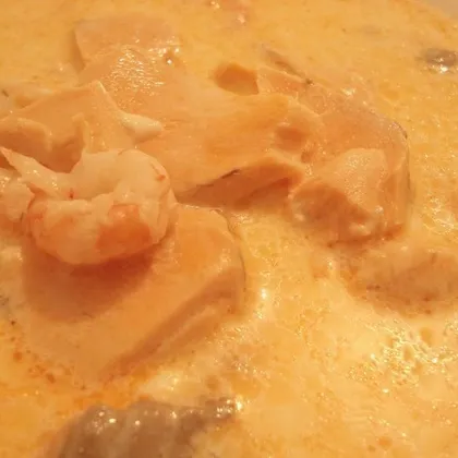 Сырный суп с креветками и форелью