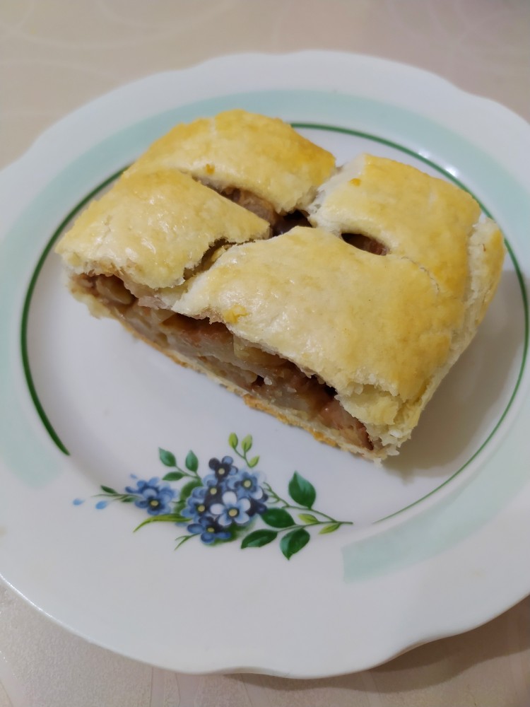 Штрудель с яблоками и орехами (из слоеного теста) — рецепт с фото пошагово