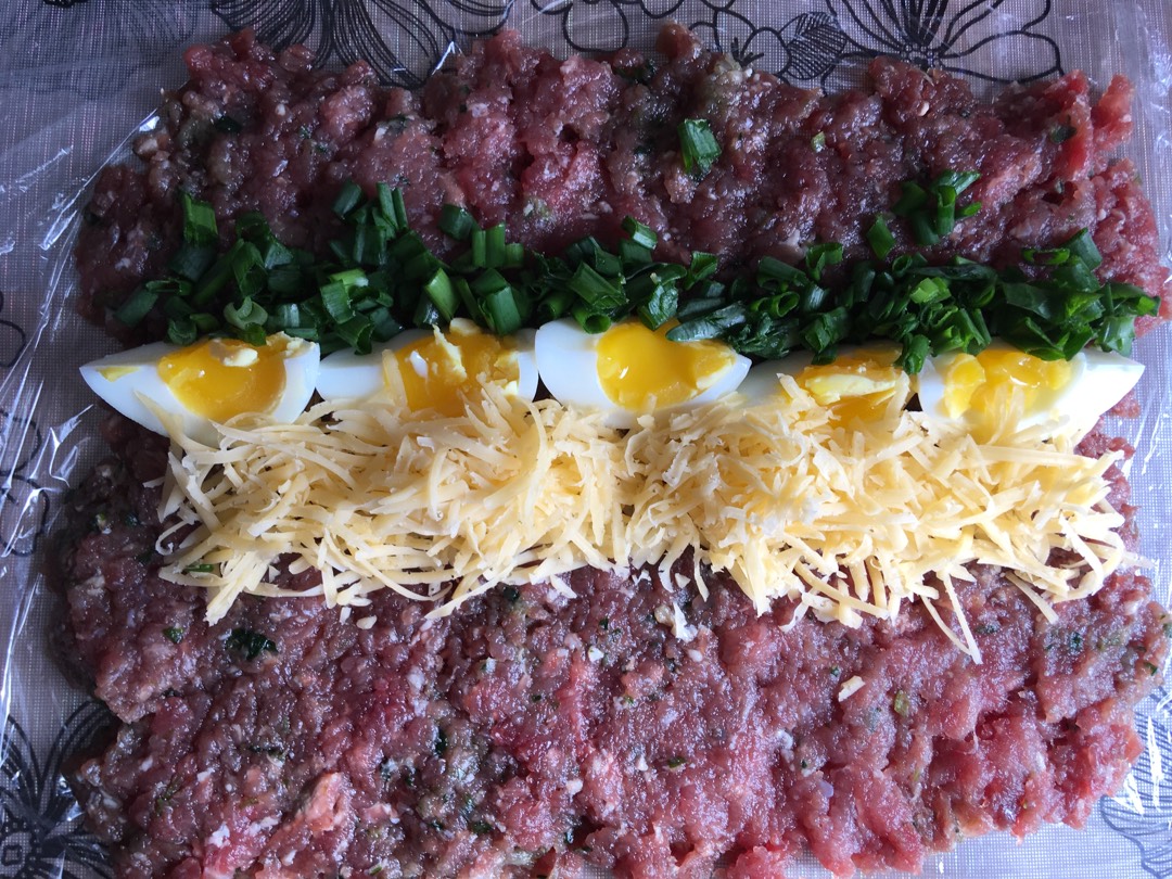Мясной рулет с яйцом сыром и зеленью