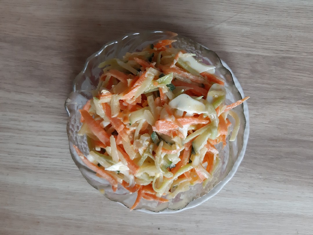 Салат из моркови, огурца с кунжутом