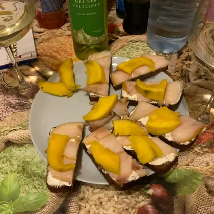Бутерброды с рыбой и манго