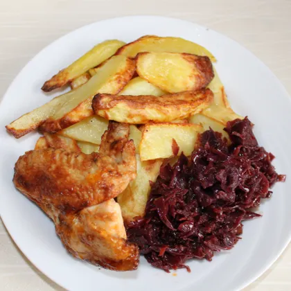 Картофель с краснокочанной капустой и крылышками 
