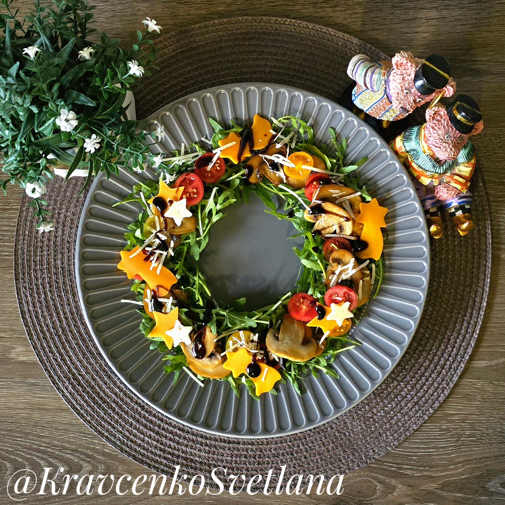 Салат с грибами и томатами