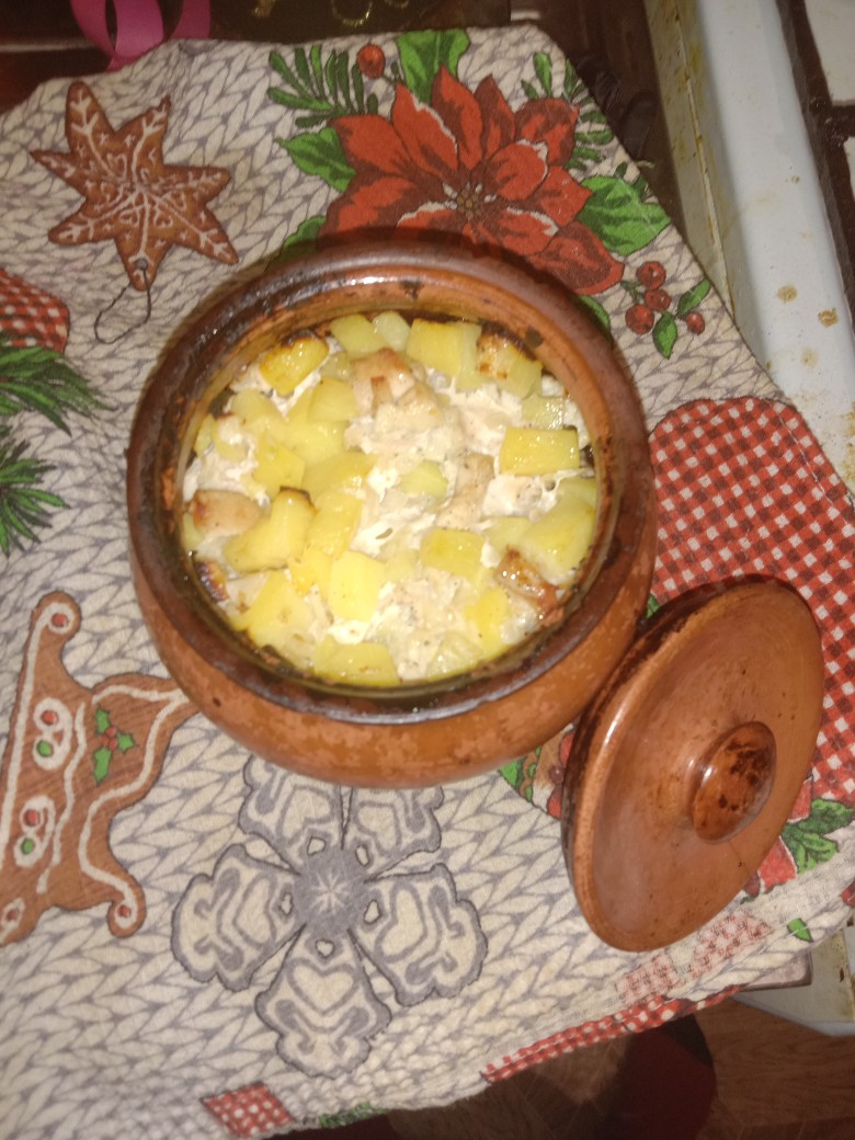 Курица с картошкой, грибами, сыром и сметаной в горшочках