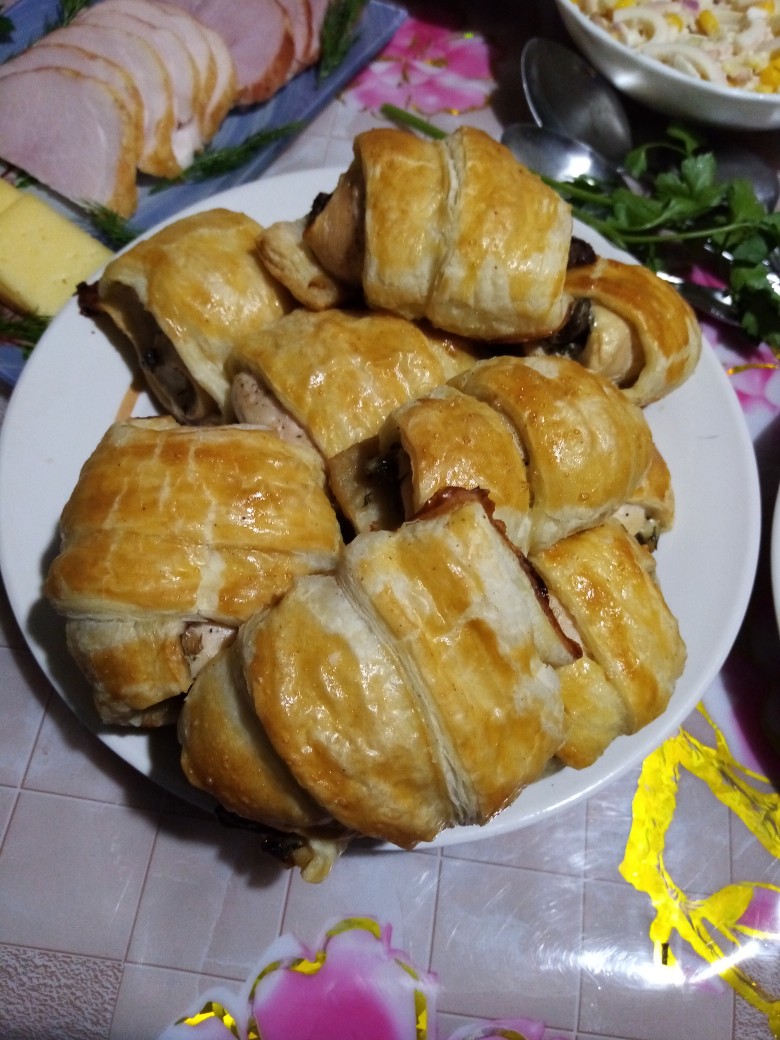 Куриные рулеты с грибами в тесте