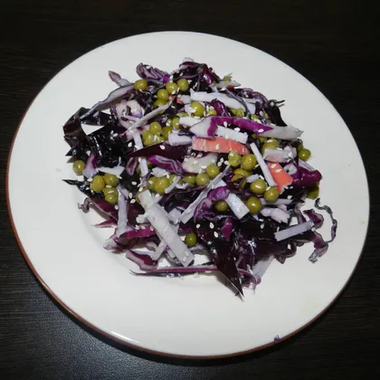 Салат из краснокочанной капусты с крабовыми палочками