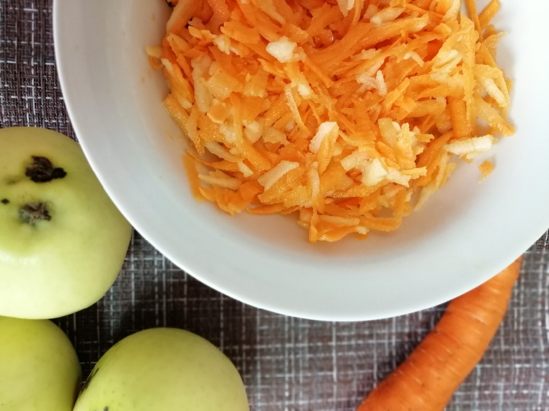 Витаминный салат из капусты, моркови и яблок