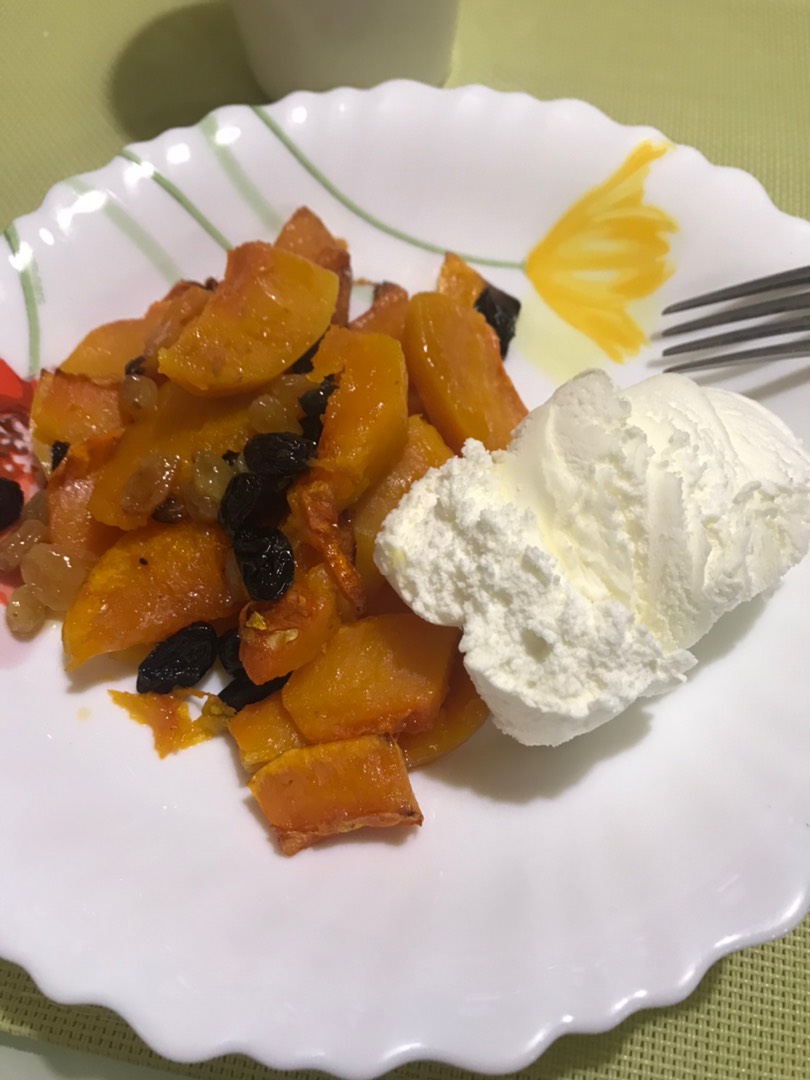 Тыква запечённая с шариком сливочного мороженого