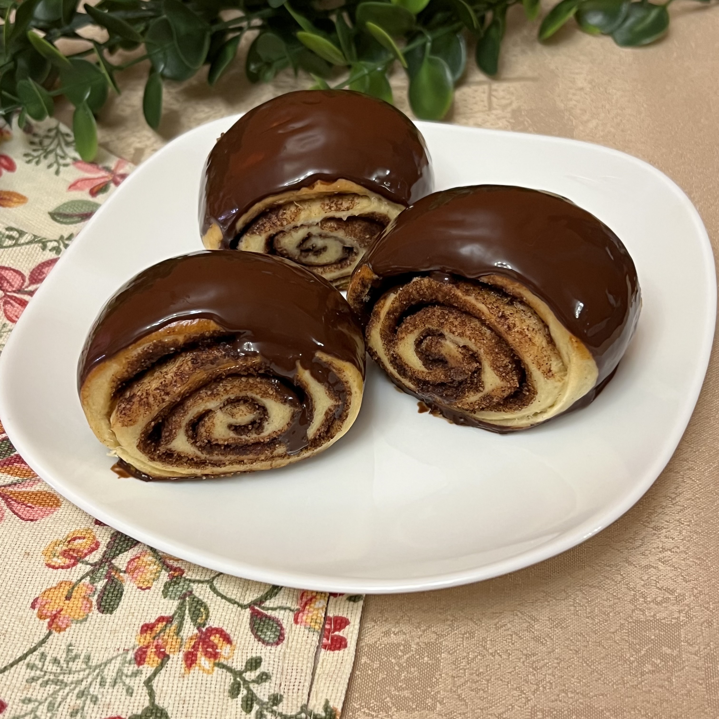 Булочки с корицей и шоколадной глазурью