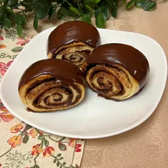 Булочки с корицей и шоколадной глазурью