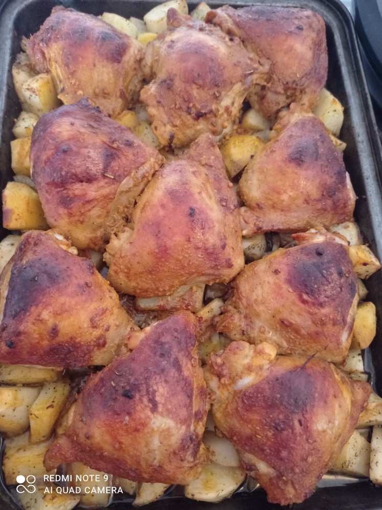Запеченные куриные бедра с картофелем