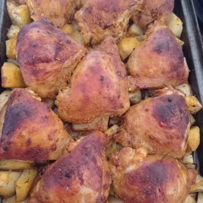 Запеченные куриные бедра с картофелем