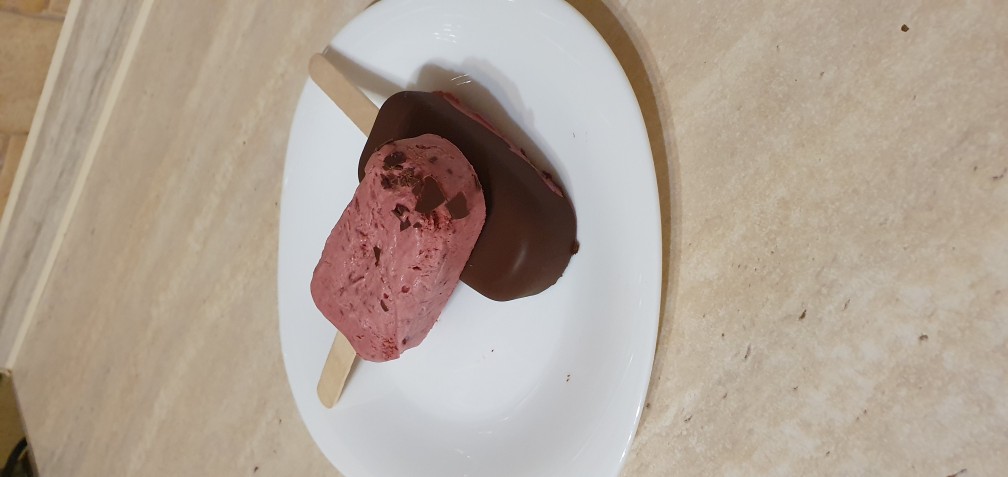 Мороженое с черной смородиной