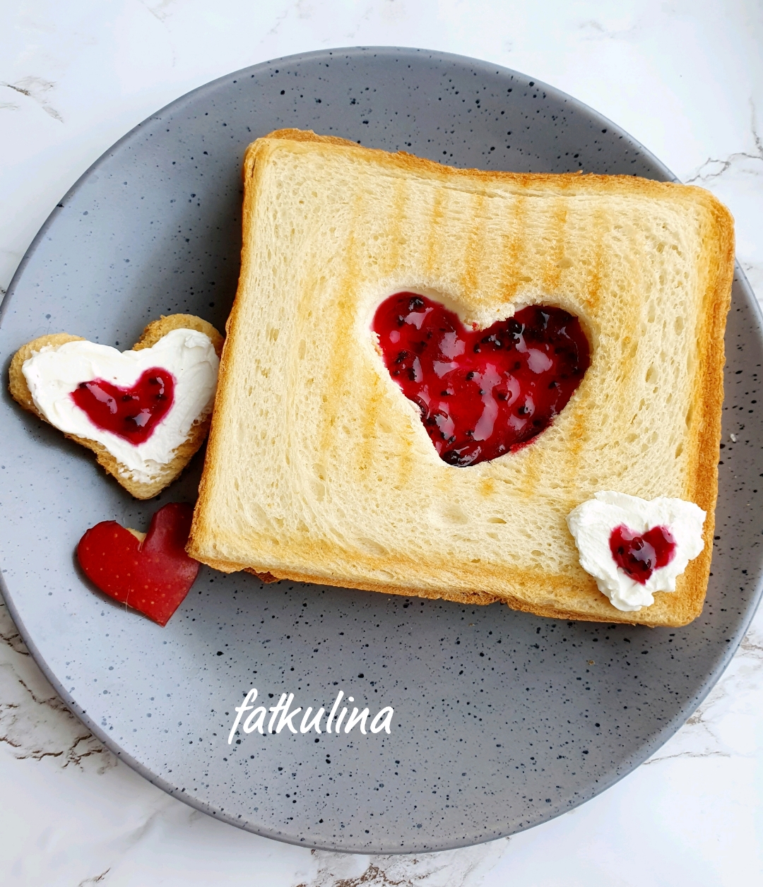 Тост с творожным сыром и вареньем Валентинка💝