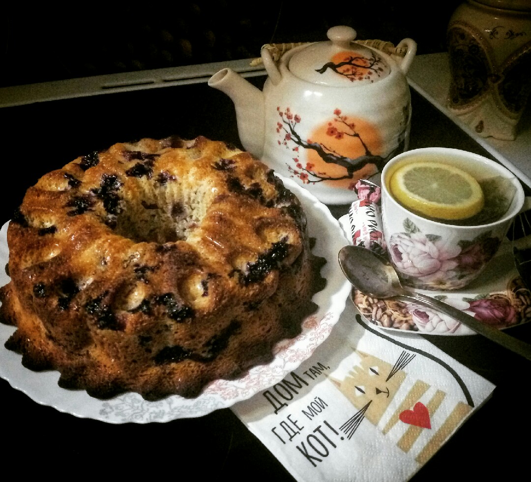 Шарлотка с яблоками и ягодами