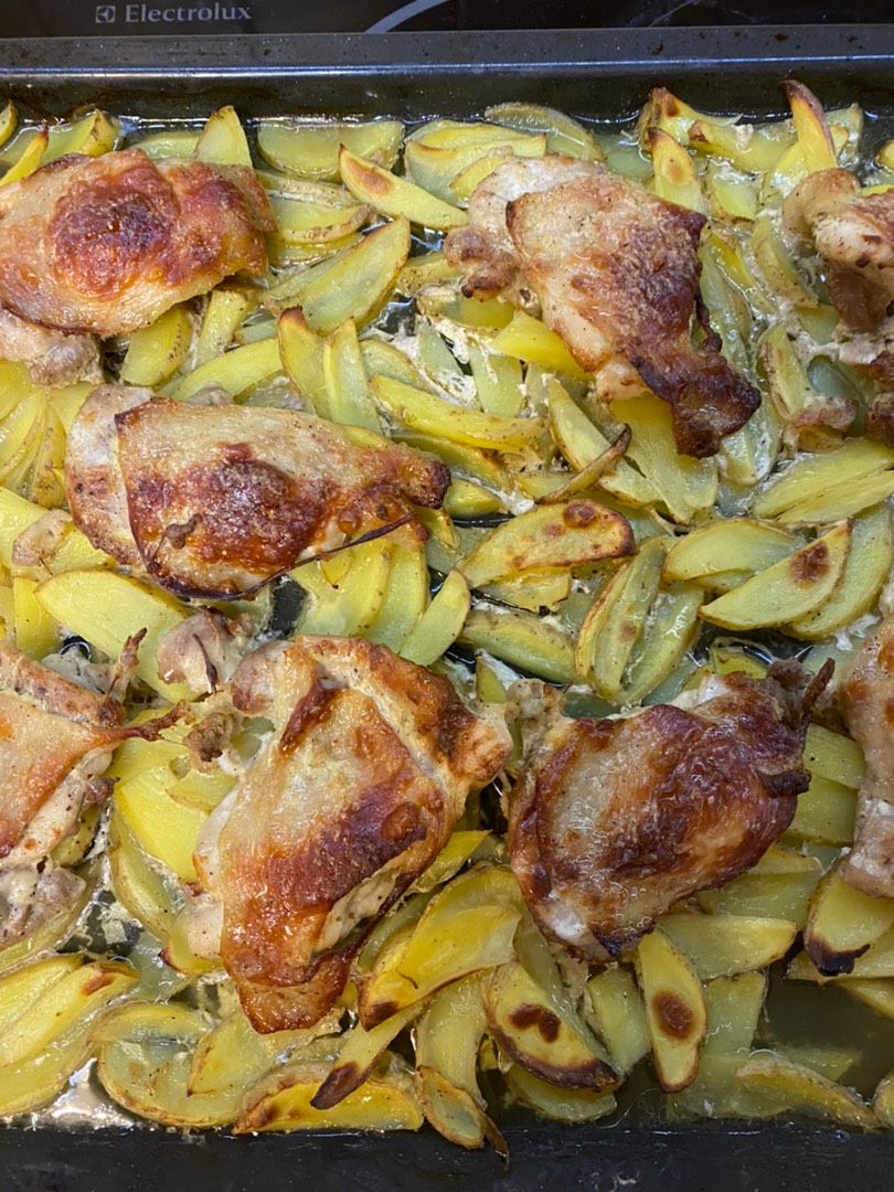 Сочные куриные бёдрышки с картофелем