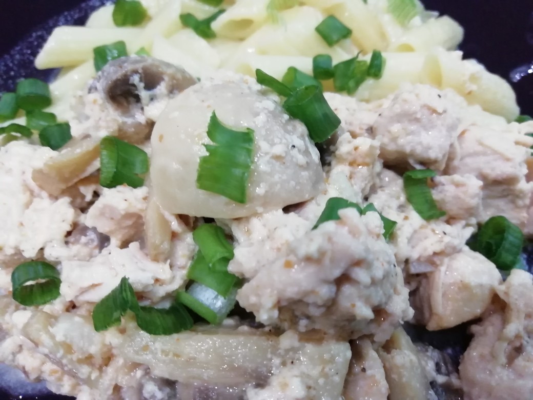 Курочка в сметане и с грибами