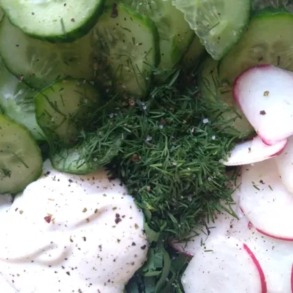 Салат из огурца и редиса с зеленью