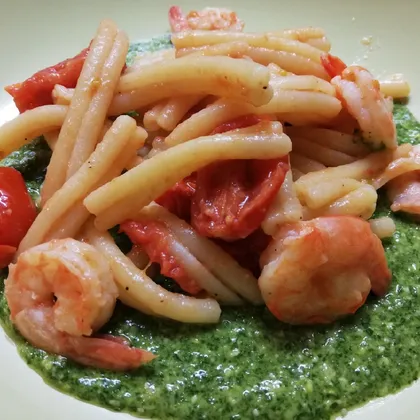 Итальянская кухня: паста с креветками и соусом из рукколы