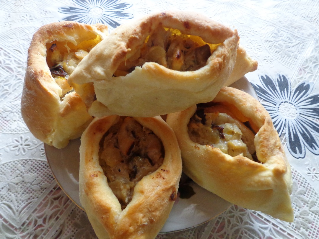 Лодочки из слоёного теста с курицей в сливках