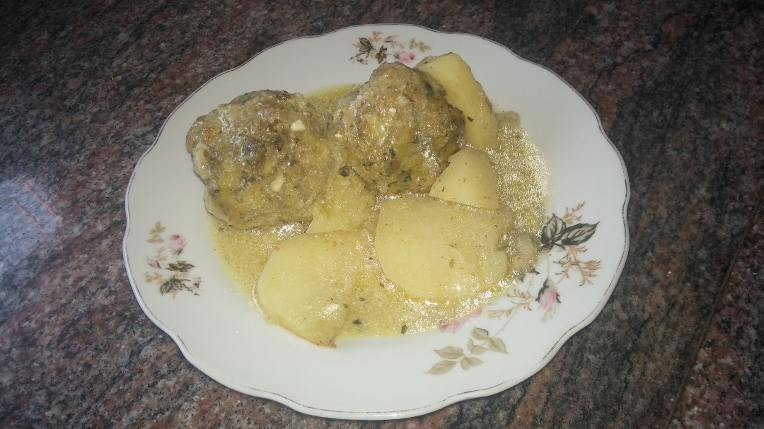 Фрикадельки с картошкой в сливочном соусе