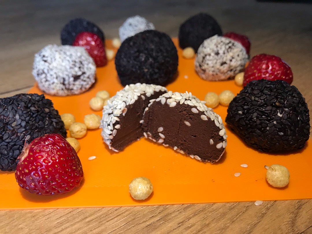 Трюфеля из авокадо «Инь-Ян»