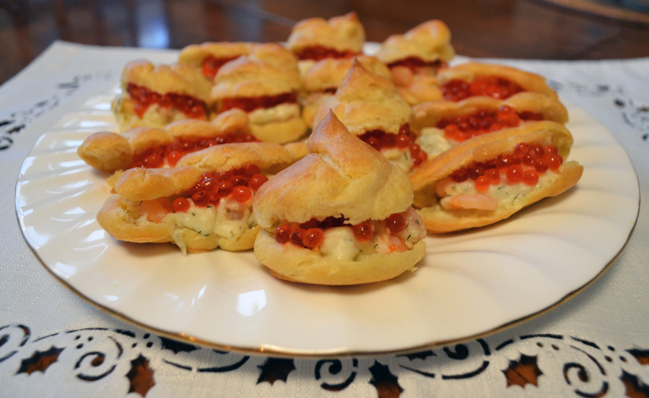 Эклеры с мягким сыром, креветками и красной икрой