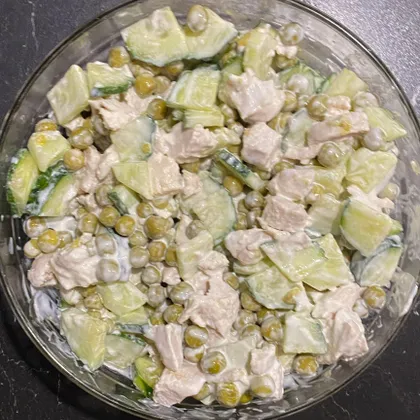 Салат с зелёным горошком и курицей