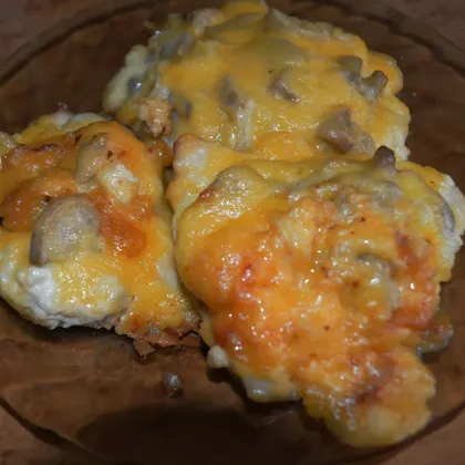 Куриные грудки с грибами под сыром