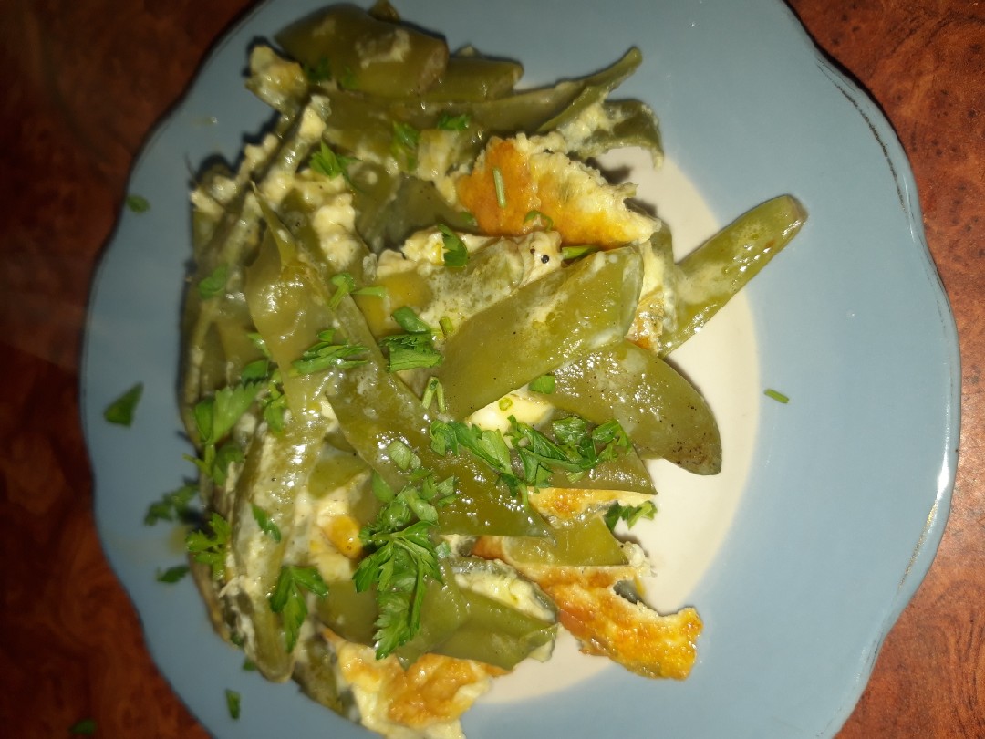 Тушённый фасоль с яйцом