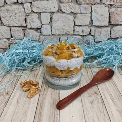 Чиа-пудинг с гранолой и консервированными персиками