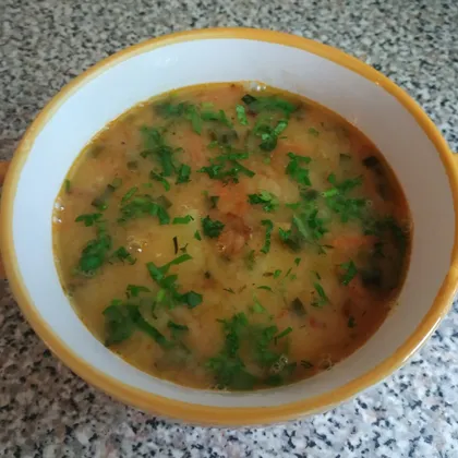 Гороховый суп со шкварками, зелёным луком и чесноком