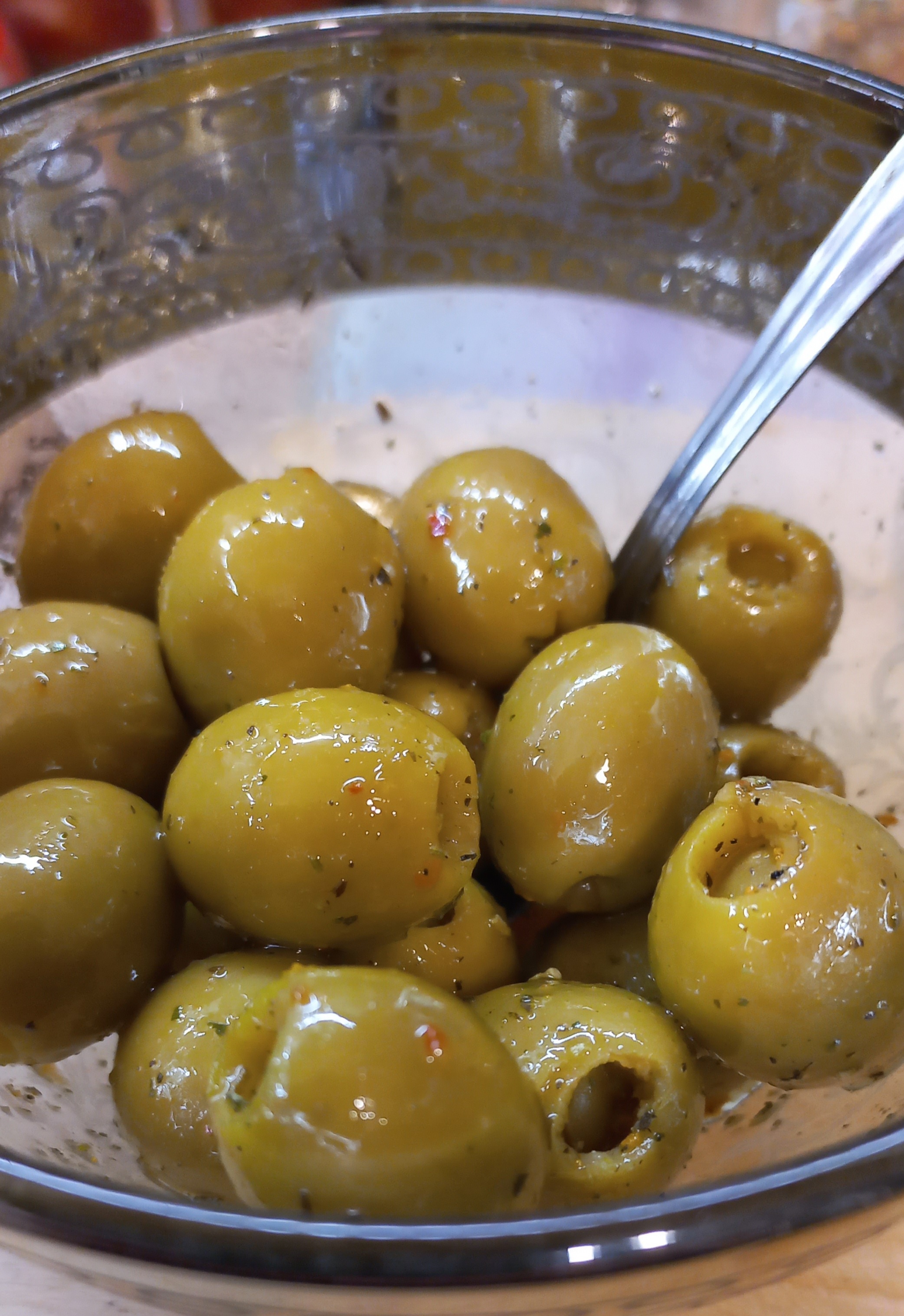 Оливки, маринованные в травах и оливковом масле