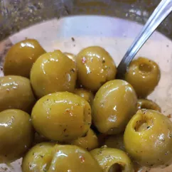 Оливки, маринованные в травах и оливковом масле