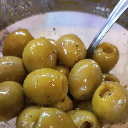 Оливки, маринованные в травах и оливковом масле