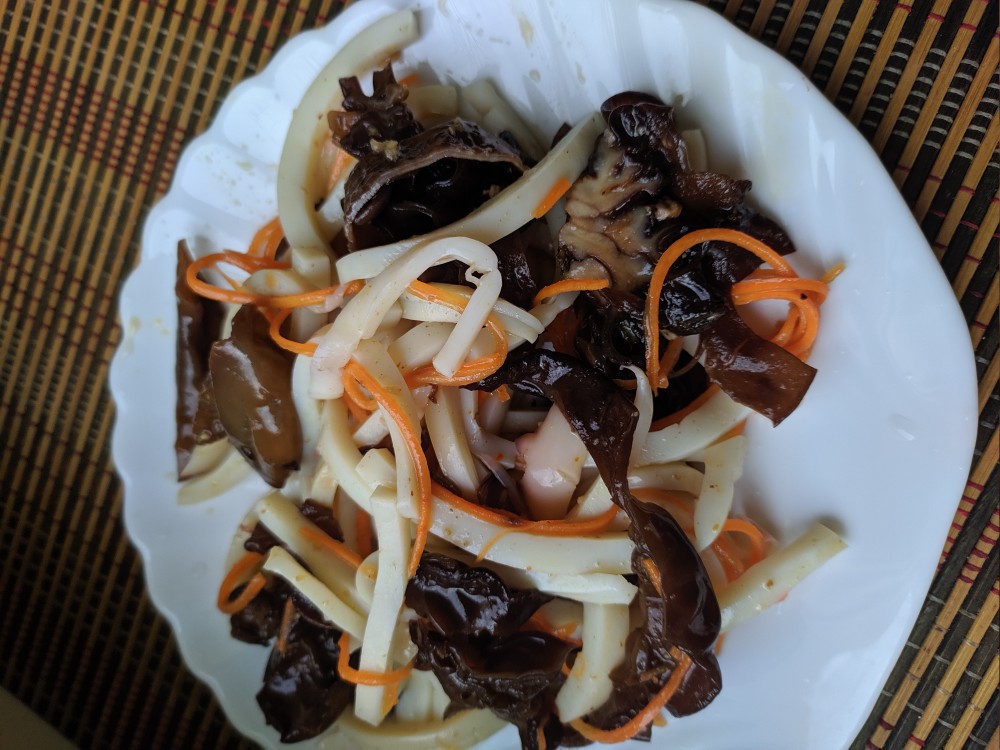 Салат с кальмаром