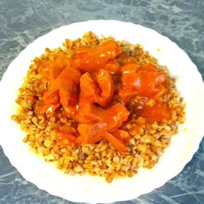 Простейший ужин: гречка с сосисками в подливке