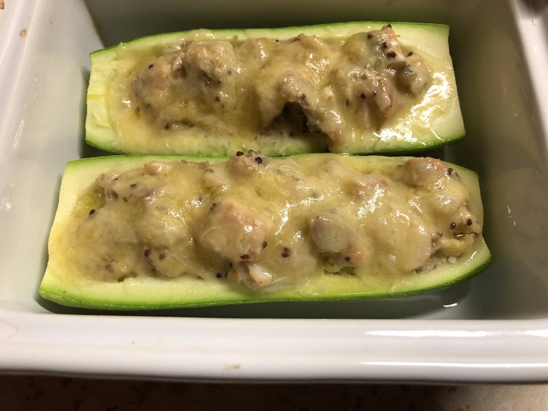 Кабачковые лодочки с горбушей и айвой (постный и скоромный варианты)