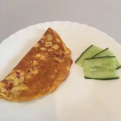 Аппетитный омлет🥚🍳🥒🍅