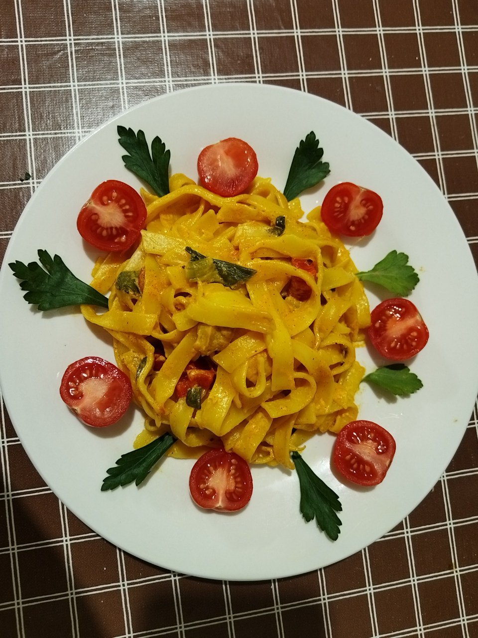 Лапша с курицей в сливочном соусе