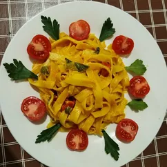 Лапша с курицей в сливочном соусе