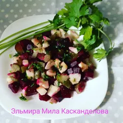 Салат из свёклы с грушей и огурцом